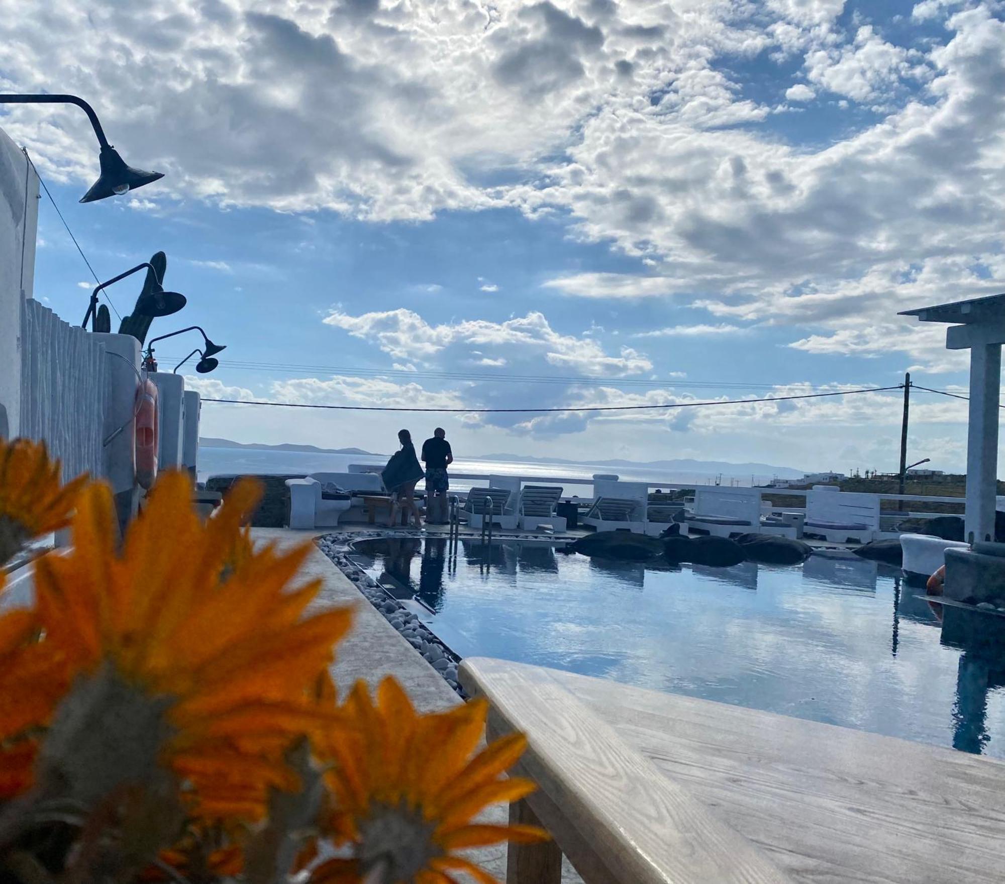 Flaskos Luxury Suites Aparthotel 4*