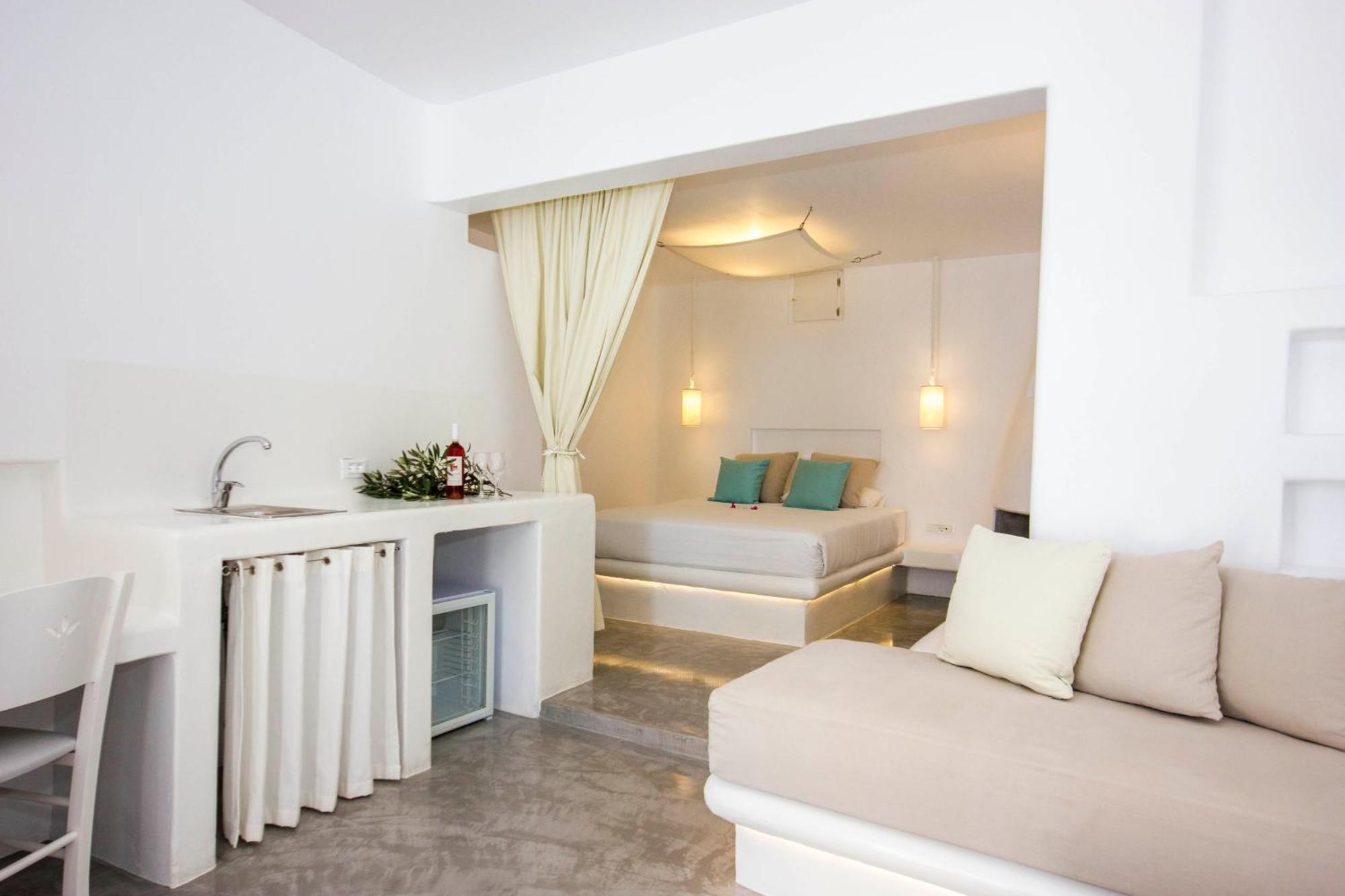 Flaskos Luxury Suites Aparthotel